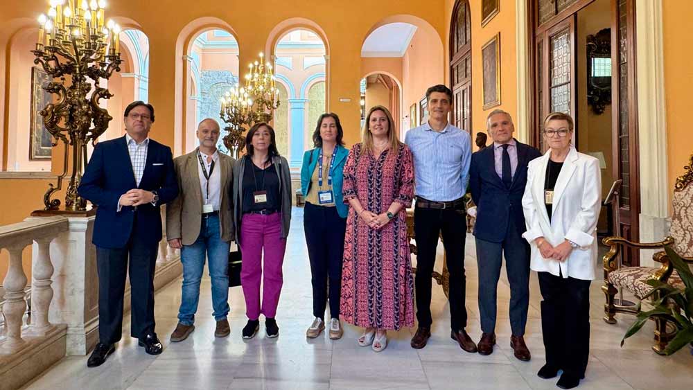 Foto de familia tras la firma de un convenio de buenas prácticas para garantizar la convivencia en Santa Cruz. - Ayuntamiento de Sevilla