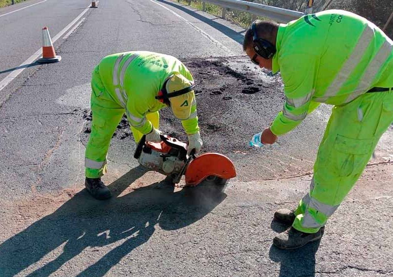 Trabajadores arreglando las carreteras en obras
