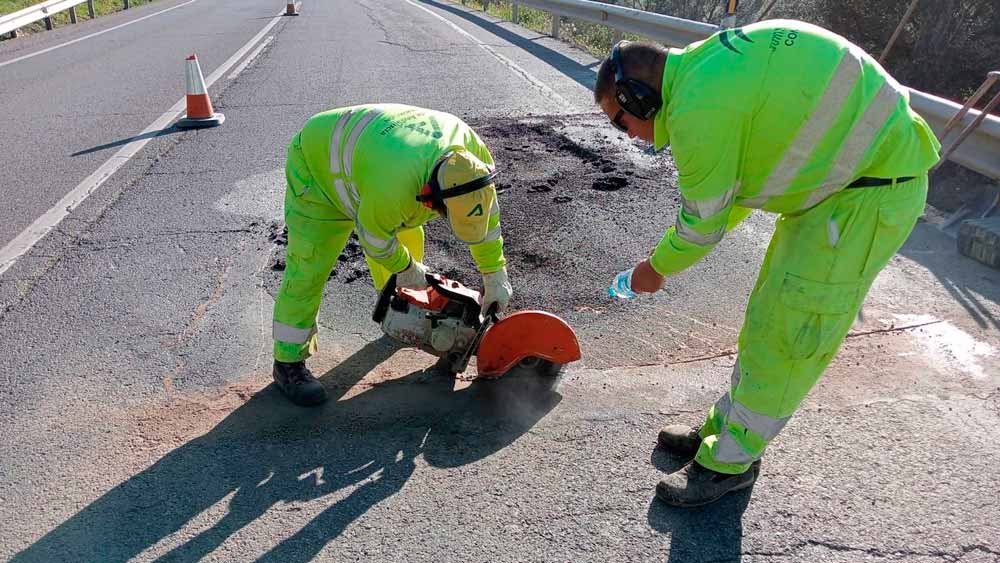 Trabajadores arreglando las carreteras en obras