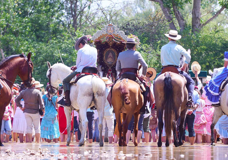 Detalle de la Hermandad de Carmona durante el paso de las Hermandades del Rocío por el Vado del Quema. - Joaquin Corchero - Europa Press