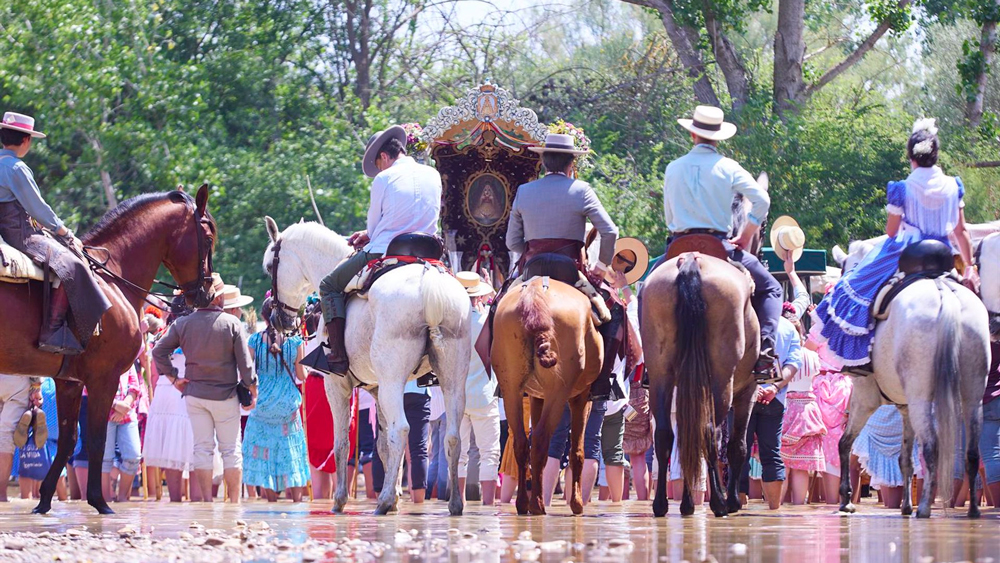 Detalle de la Hermandad de Carmona durante el paso de las Hermandades del Rocío por el Vado del Quema. - Joaquin Corchero - Europa Press