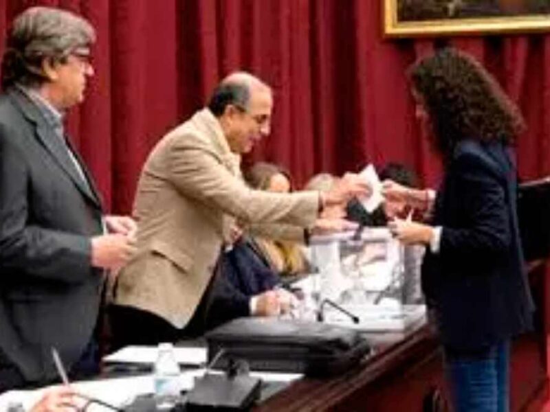 Votación en el claustro de la US con el rector en la imagen. - US