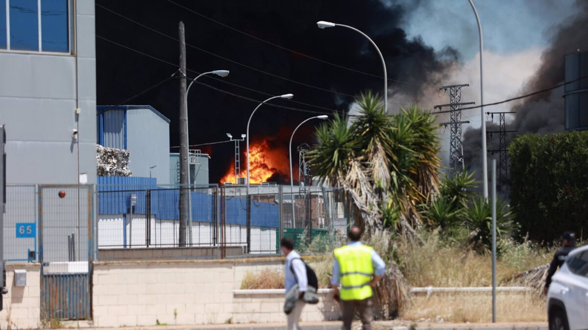Incendio en el polígono La Red, Alcalá de Guadaíra.- SA