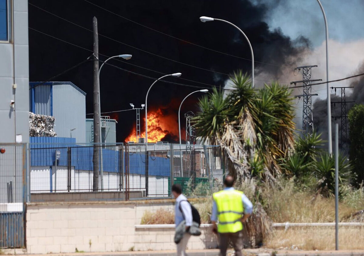 Incendio en el polígono La Red, Alcalá de Guadaíra.- SA