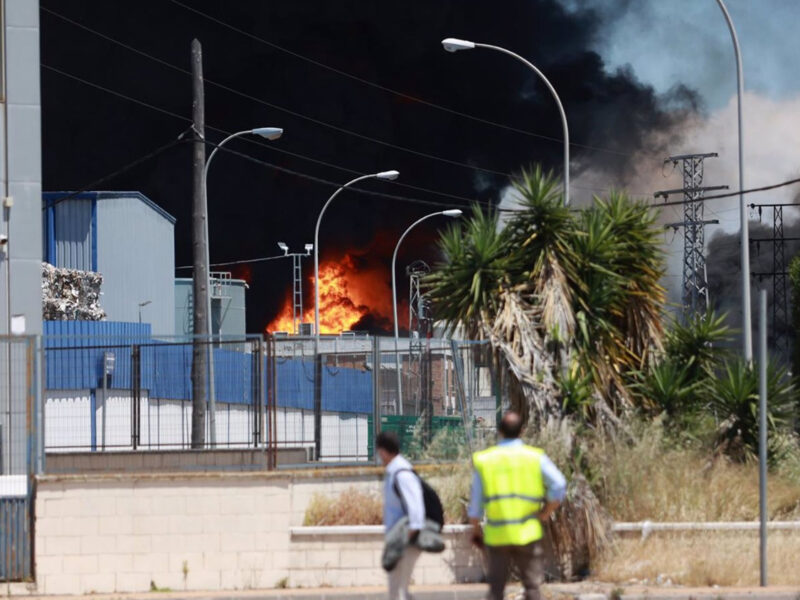 Incendio en el polígono La Red, Alcalá de Guadaíra.- SA