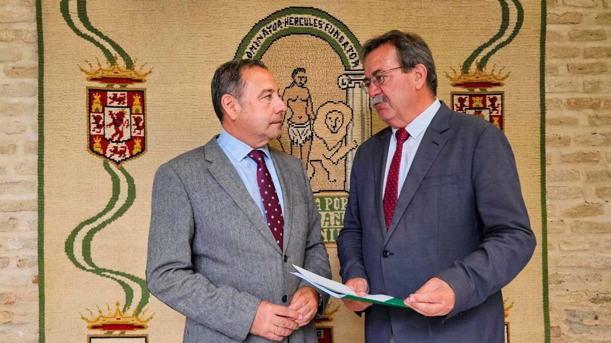 El delegado del Gobierno de la Junta de Andalucía en Sevilla, Ricardo Sánchez, y el delegado territorial de Salud y Consumo, Manuel Molina. - JUNTA DE ANDALUCÍA