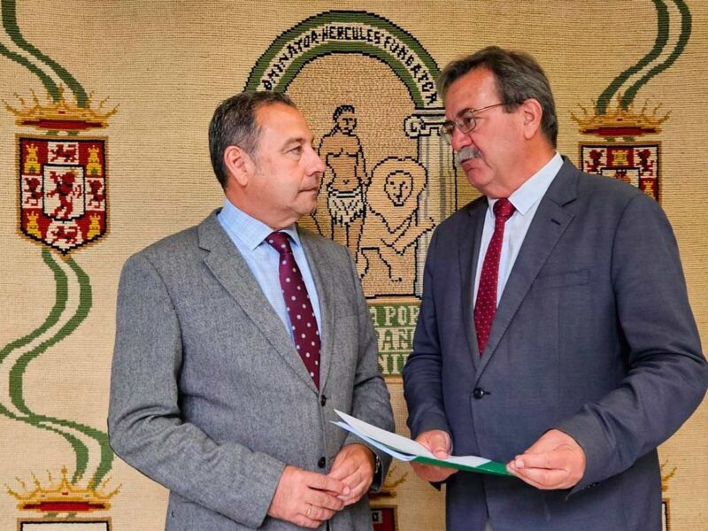 El delegado del Gobierno de la Junta de Andalucía en Sevilla, Ricardo Sánchez, y el delegado territorial de Salud y Consumo, Manuel Molina. - JUNTA DE ANDALUCÍA