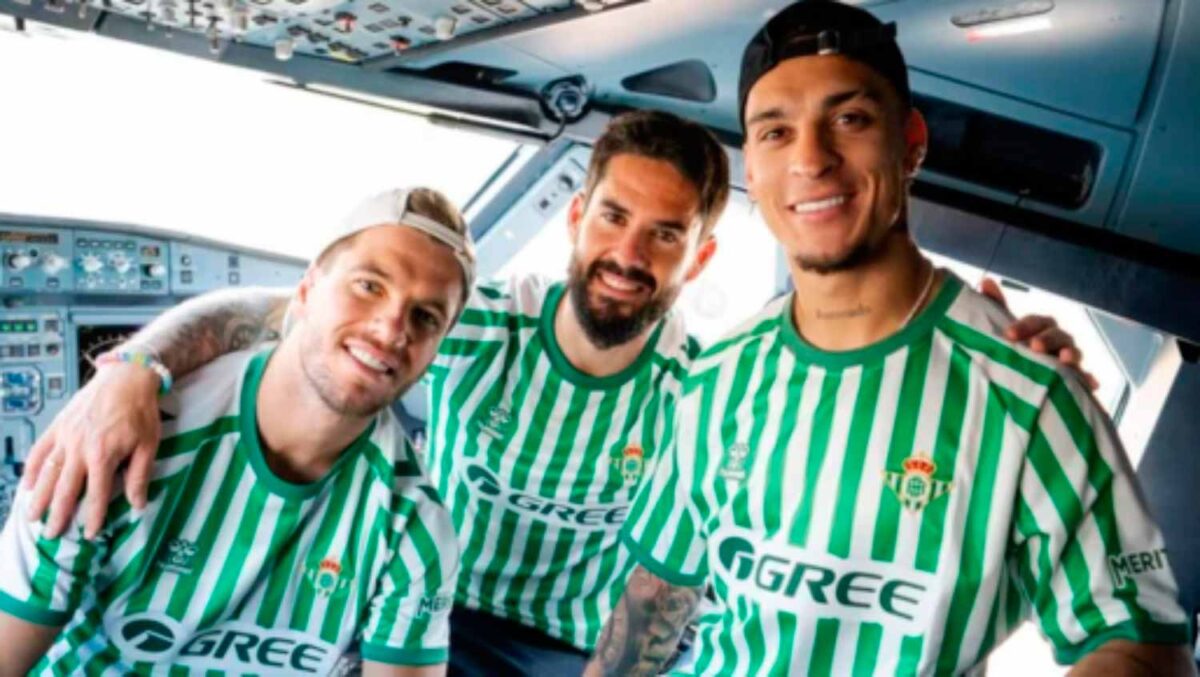 Nueva camiseta edición limitada para la final de la UEFA Conference League.- RBB