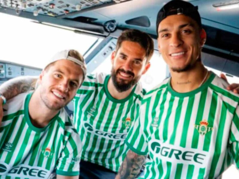 Nueva camiseta edición limitada para la final de la UEFA Conference League.- RBB