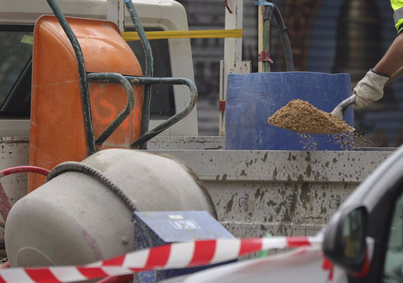 Un obrero trabaja en una obra en La Campana. - María José López / Europa Press