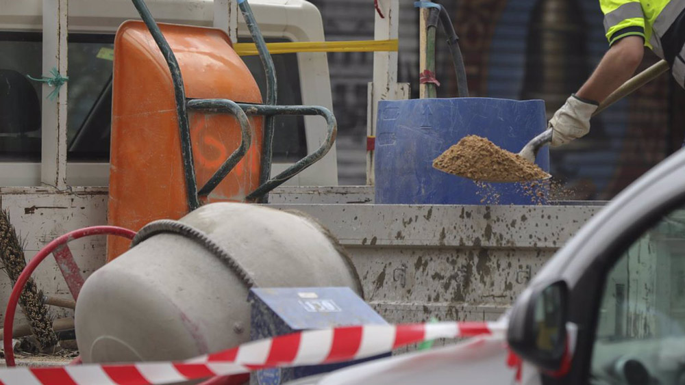 Un obrero trabaja en una obra en La Campana. - María José López / Europa Press