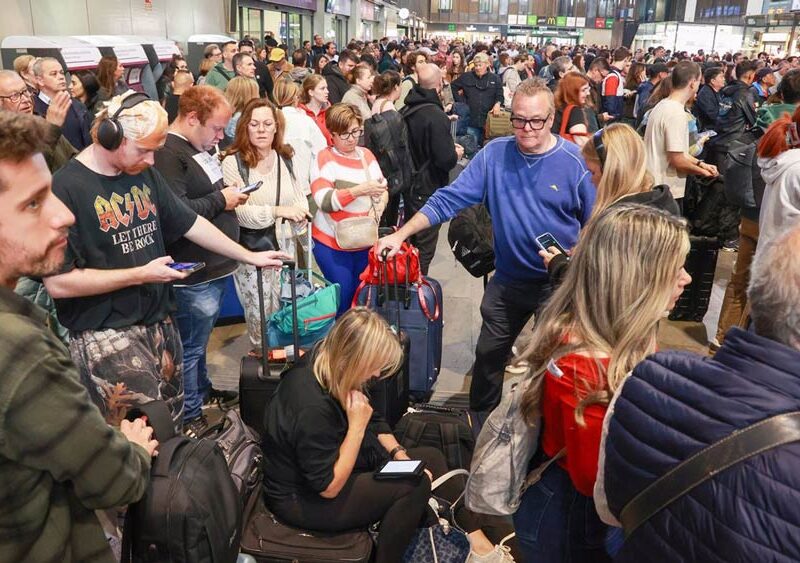 Caos de viajeros en la estación de Santa Justa debido al retraso por el robo de cables de trenes. - Rocío Ruz / Europa Press