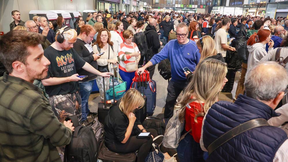 Caos de viajeros en la estación de Santa Justa debido al retraso por el robo de cables de trenes. - Rocío Ruz / Europa Press