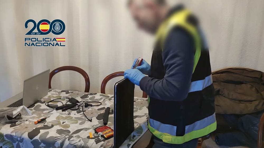 Un agente durante la operación contra la pornografía infantil. - Policía Nacional