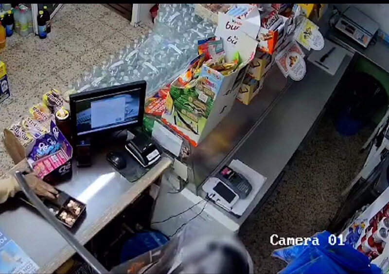 Uno de los atracadores comete un robo en una tienda de alimentación de Utrera. - Guardia Civil