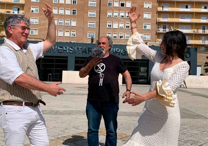 Imagen de unos sanitarios bailando sevillanas por la sanidad. / SA