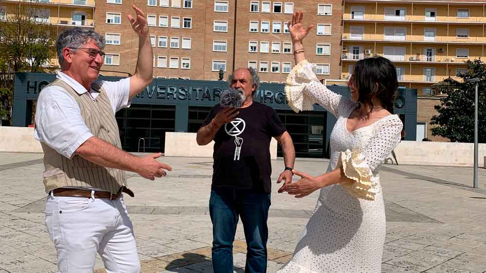 Imagen de unos sanitarios bailando sevillanas por la sanidad. / SA
