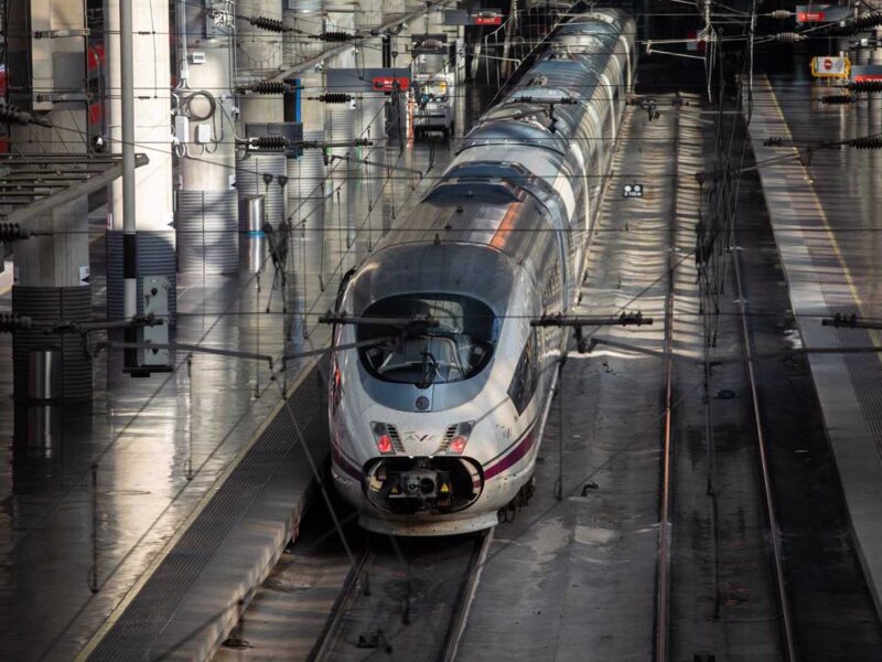 Un AVE estacionado en la estación de Atocha-Almudena Grandes.- Alejandro Martínez Vélez/Europa Press