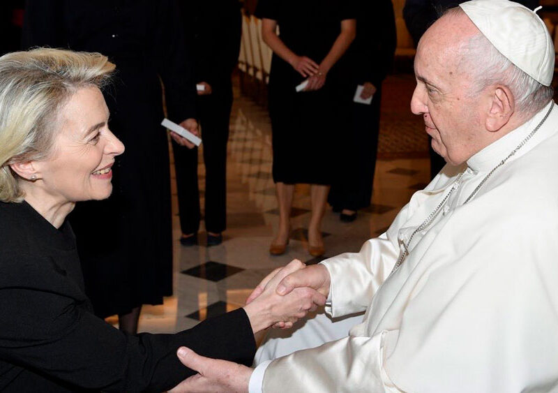 Imagen de la presidenta von der Leyen en una audiencia con el Papa Francisco I / SA