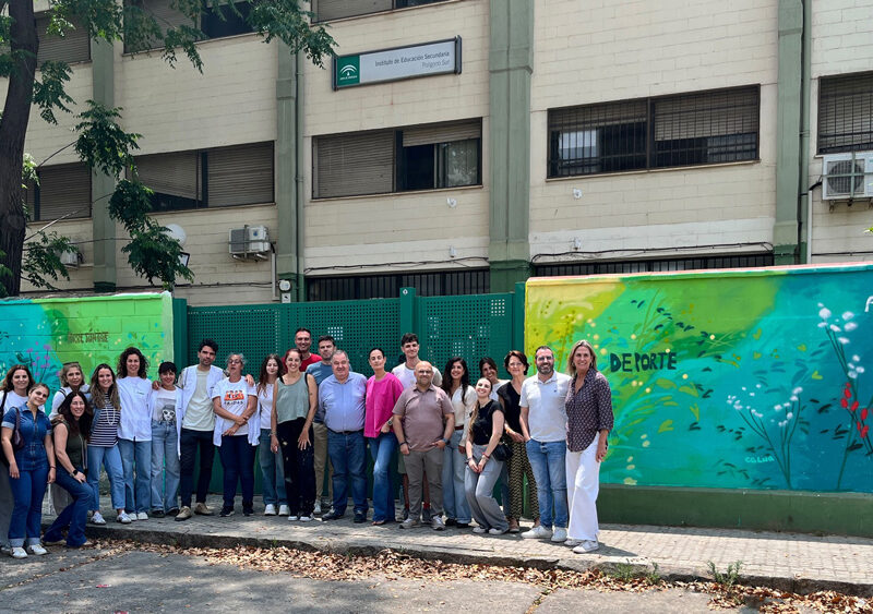 Foto de familia con el mural del IES Polígono Sur. - Quirón Salud