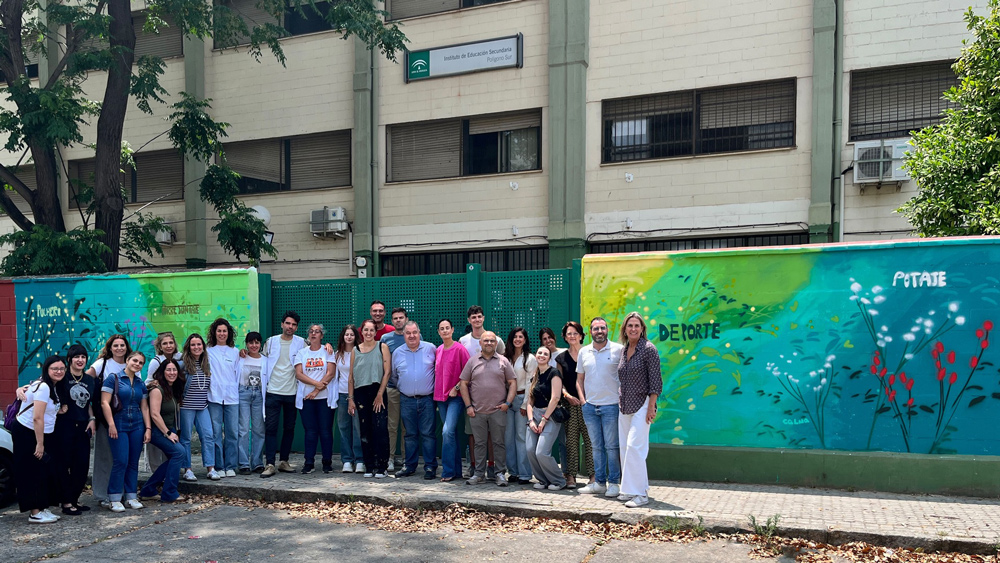 Foto de familia con el mural del IES Polígono Sur. - Quirón Salud