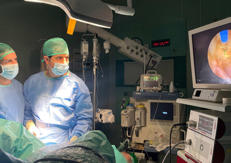 Los doctores Lama y Candau en quirófano. - Quirón Salud