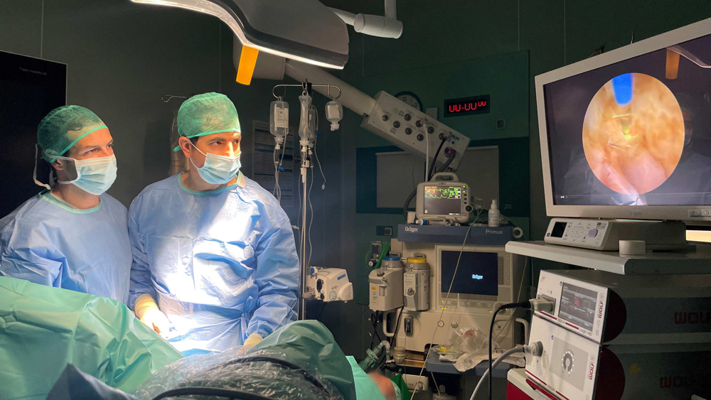 Los doctores Lama y Candau en quirófano. - Quirón Salud