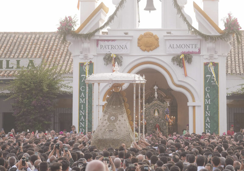 La Virgen del Rocío a su paso por la Hermandad de Sevilla. - Hermandad Matriz de Almonte