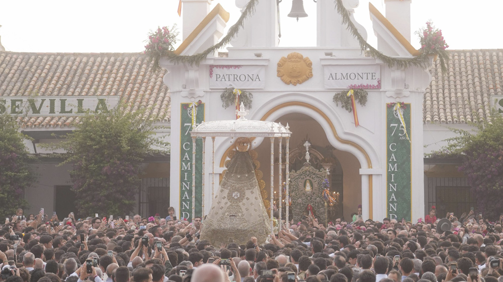La Virgen del Rocío a su paso por la Hermandad de Sevilla. - Hermandad Matriz de Almonte