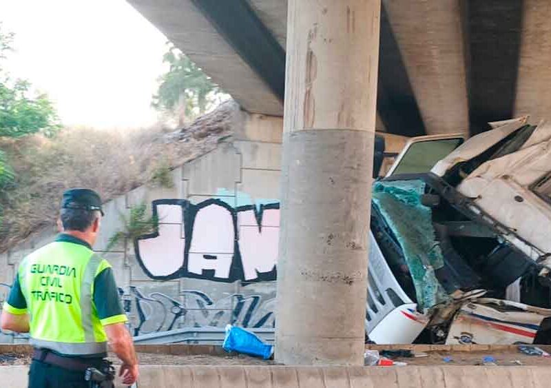 Imagen del camión accidentado en el tramo alcalareño de la A-92. - Francisco J. Olmo