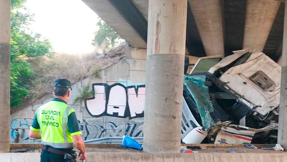 Imagen del camión accidentado en el tramo alcalareño de la A-92. - Francisco J. Olmo