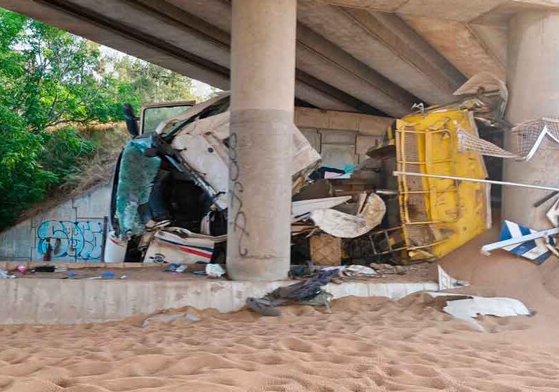 Estado en el que ha quedado el camión siniestrado. - Francisco J. Olmo / Europa Press