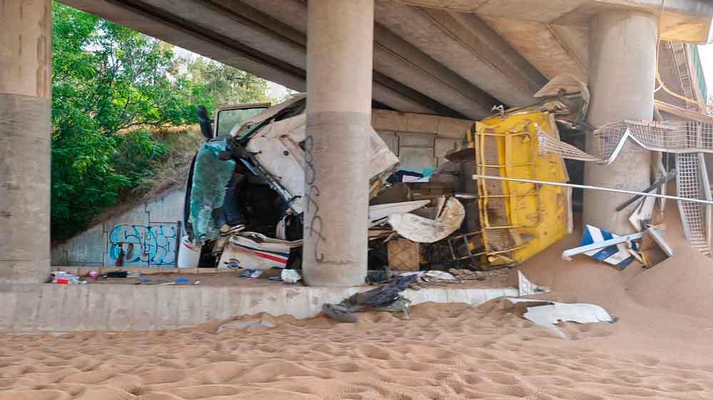 Estado en el que ha quedado el camión siniestrado. - Francisco J. Olmo / Europa Press