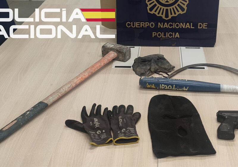 Imagen de las armas y efectos intervenidos a los detenidos. - Policía Nacional