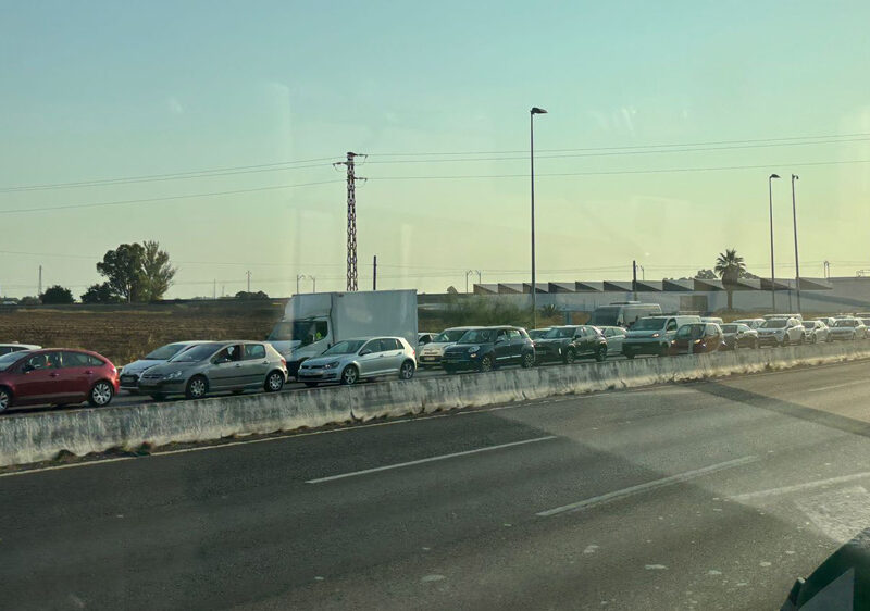 Atasco en la A-4 en el primer día de la cumbre de la ONU en Sevilla. - David Cejudo