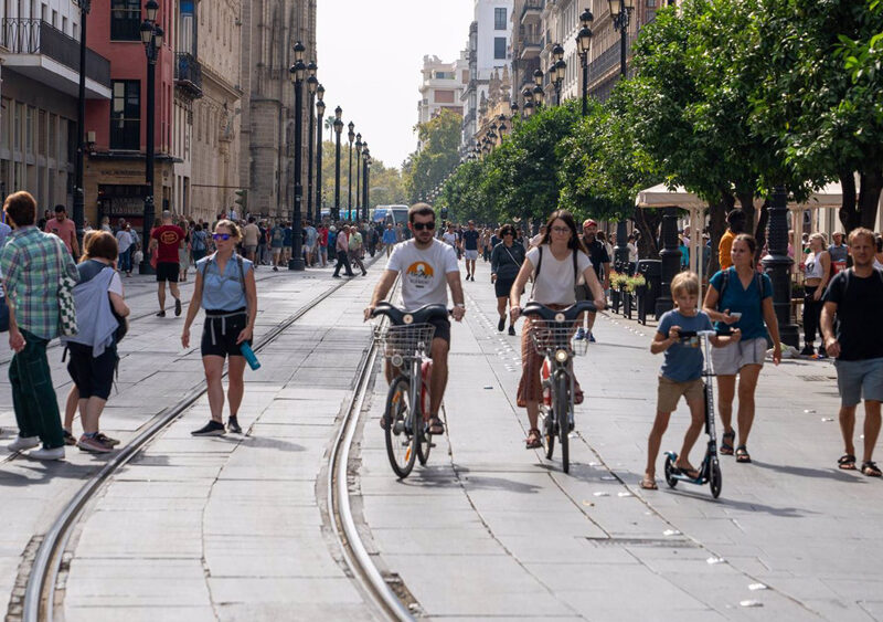 Ciclistas por el carril bici de la Avenida de la Constitución. - Francisco J. Olmo / Europa Press
