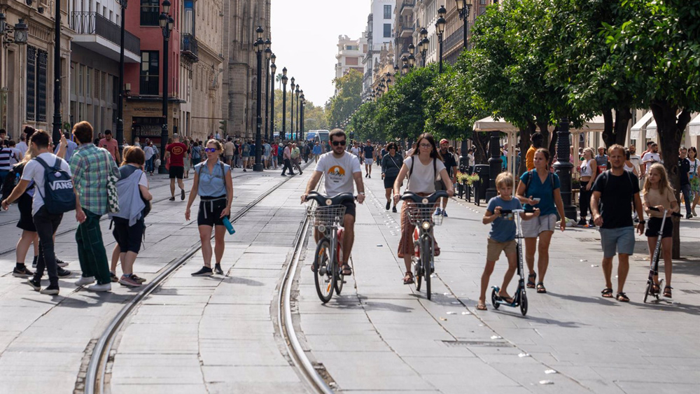 Ciclistas por el carril bici de la Avenida de la Constitución. - Francisco J. Olmo / Europa Press