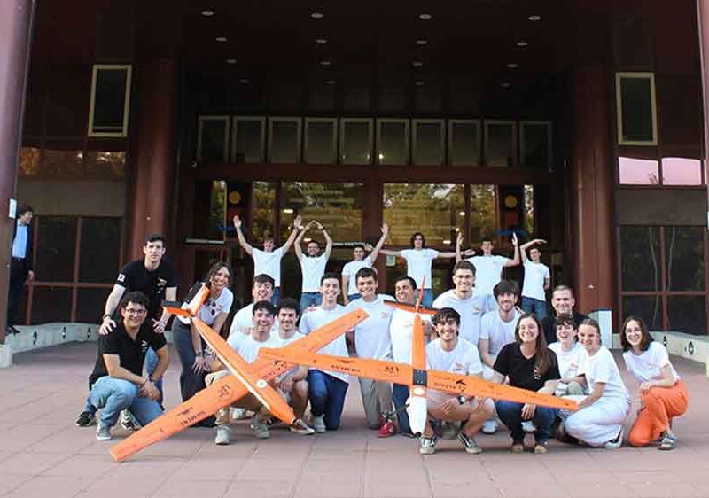 El equipo Vantus de la US presenta las dos aeronaves con las que competirá frente a universidades europeas. - US