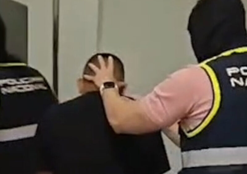 Imagen del detenido siendo conducido por los agentes. - Policía Nacional