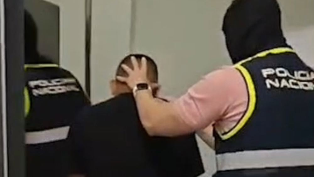 Imagen del detenido siendo conducido por los agentes. - Policía Nacional