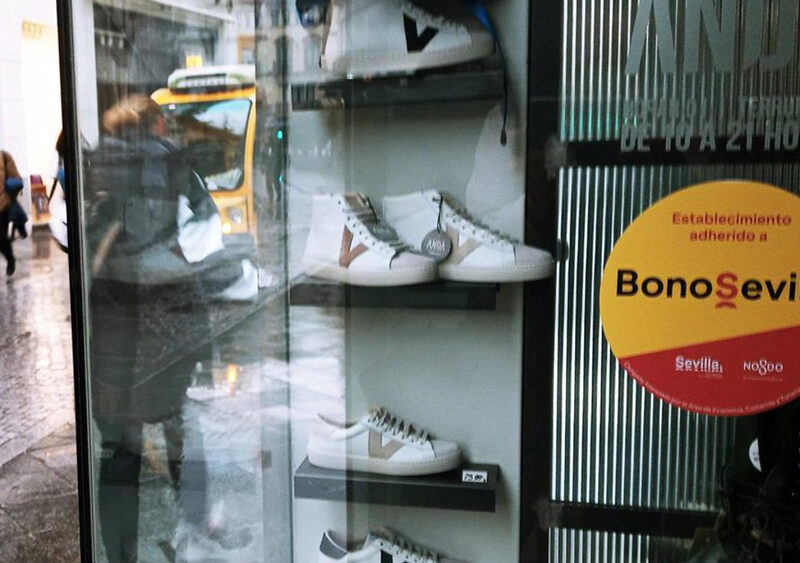 Una mujer pasea junto a un establecimiento adherido a la iniciativa, en foto de recurso. - A.G. / Europa Press