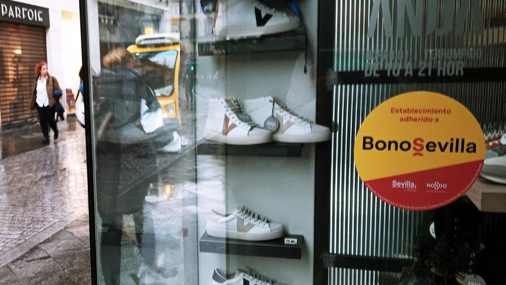 Una mujer pasea junto a un establecimiento adherido a la iniciativa, en foto de recurso. - A.G. / Europa Press