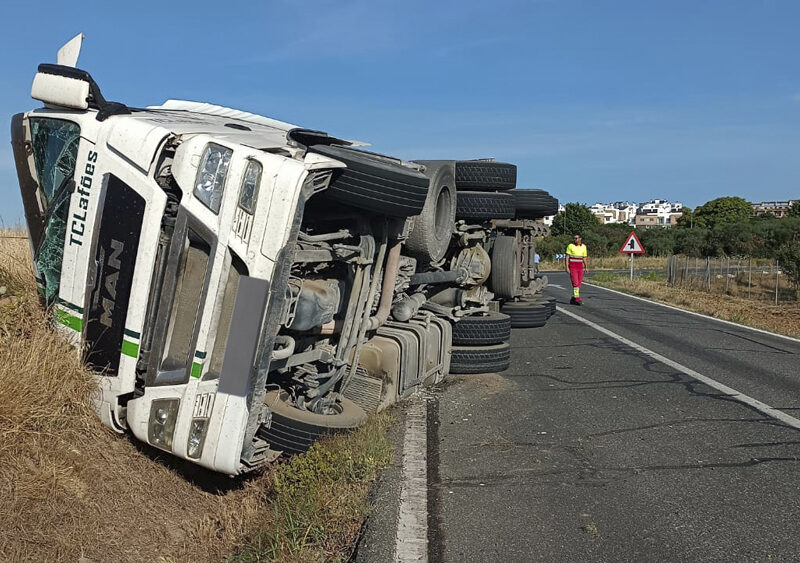 El camión volcado en una carretera cercana a Guillena. - Bomberos del Aljarafe