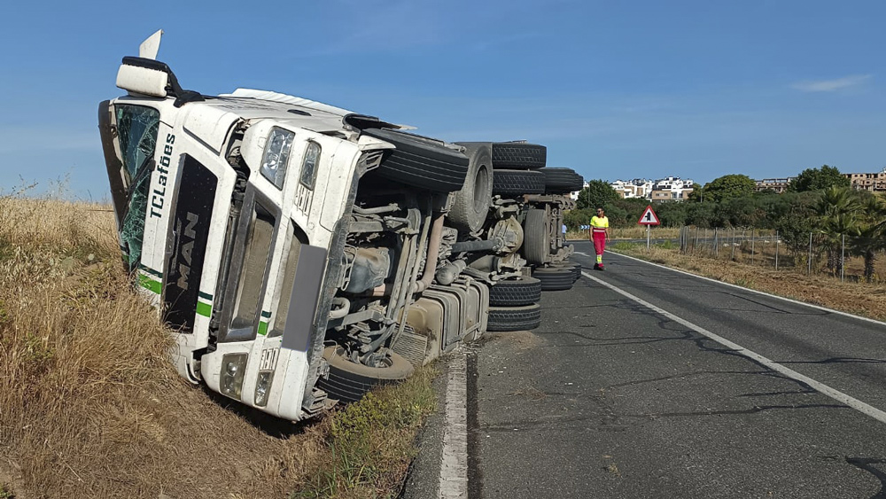 El camión volcado en una carretera cercana a Guillena. - Bomberos del Aljarafe