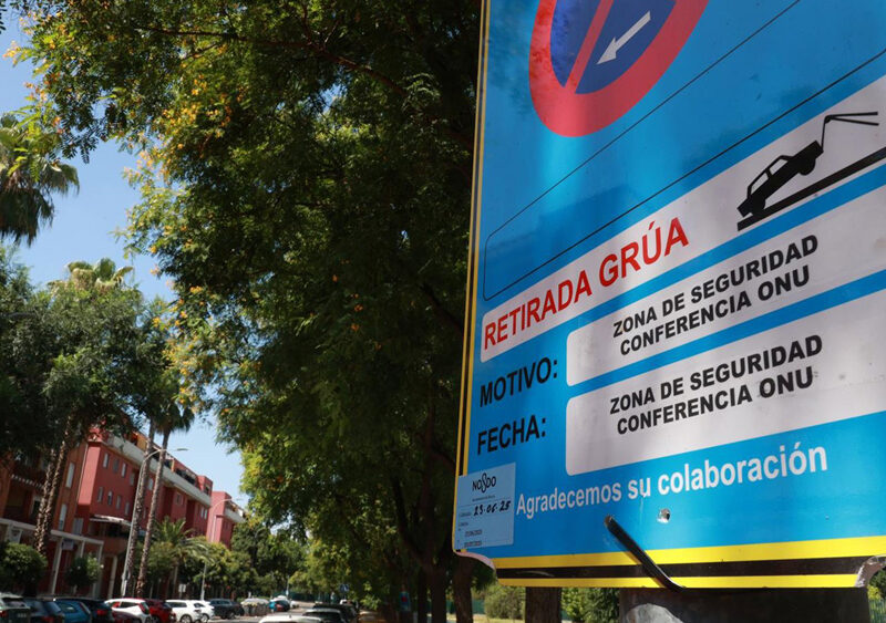 Imagen de uno de los carteles en Sevilla Este informando de limitaciones por la cumbre de la ONU. - Rocío Ruz / Europa Press