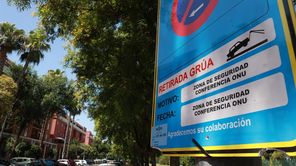 Imagen de uno de los carteles en Sevilla Este informando de limitaciones por la cumbre de la ONU. - Rocío Ruz / Europa Press