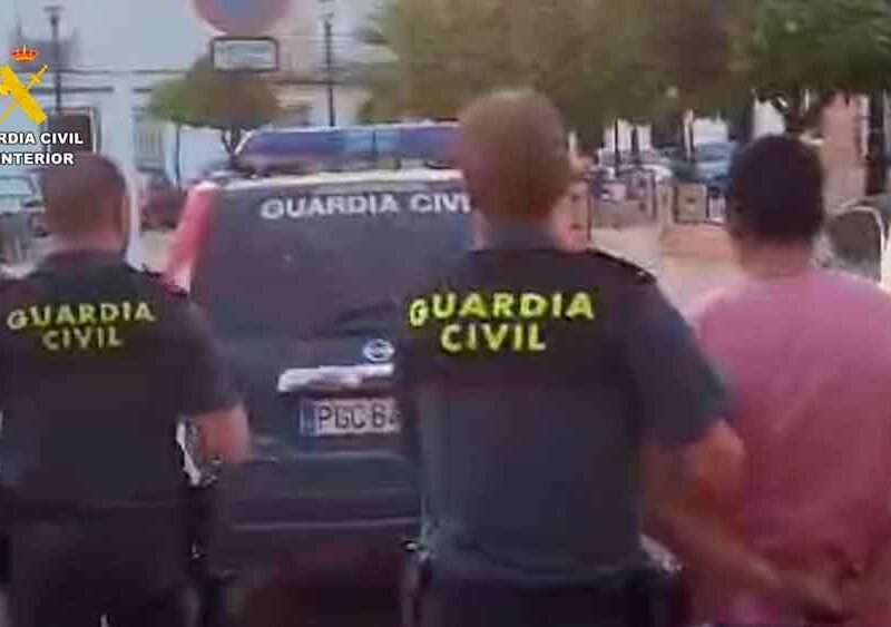 Los agentes detienen a un hombre acusado de robo con violencia en Pilas. - Guardia Civil