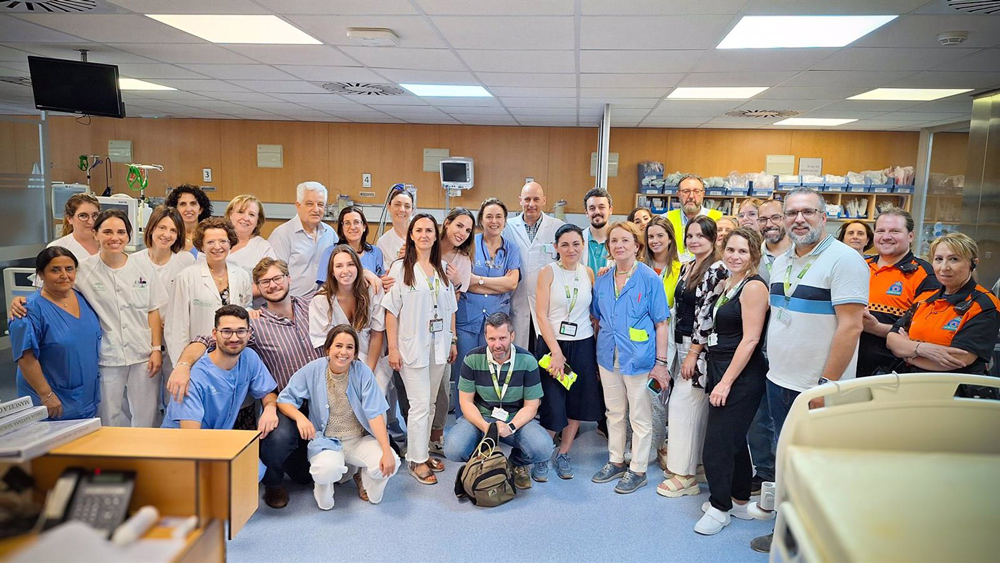 Profesionales del centro, Policía Local y Protección Civil, en el simulacro de bomba en el Hospital Macarena. - HUVM