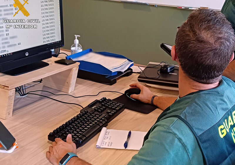 Agente de la Guardia Civil frente a un ordenador. - Guardia Civil
