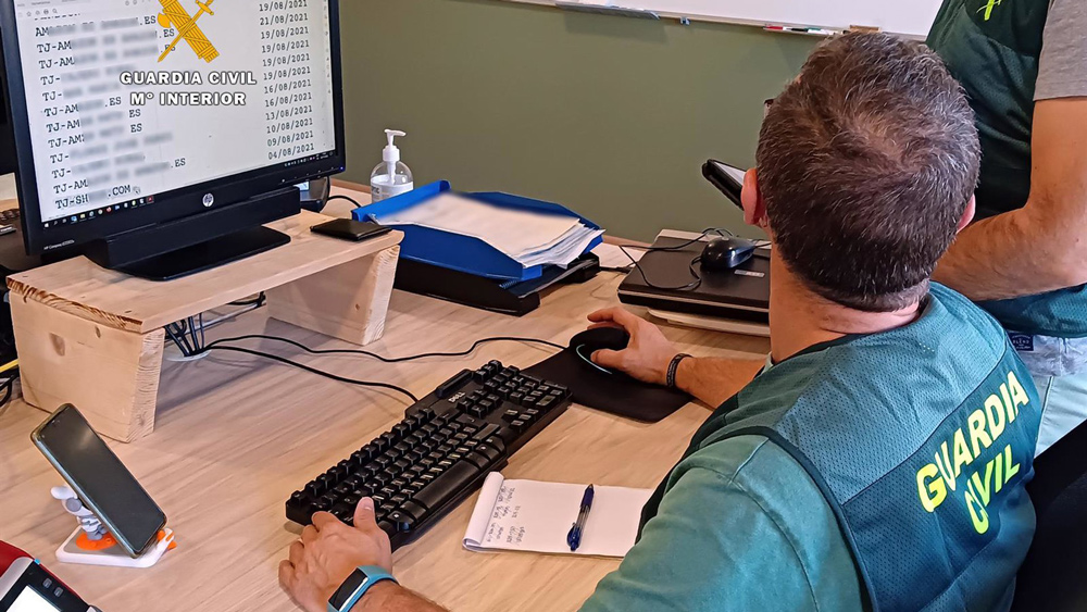Agente de la Guardia Civil frente a un ordenador. - Guardia Civil